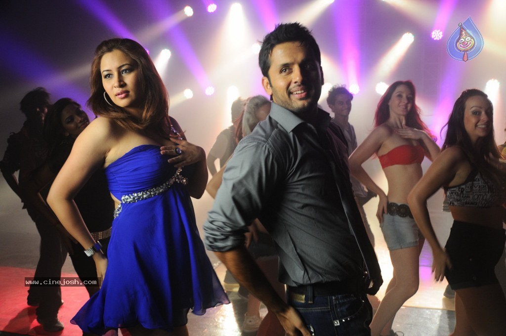 Gunde Jaari Gallanthayyinde Spicy Stills - 31 / 79 photos