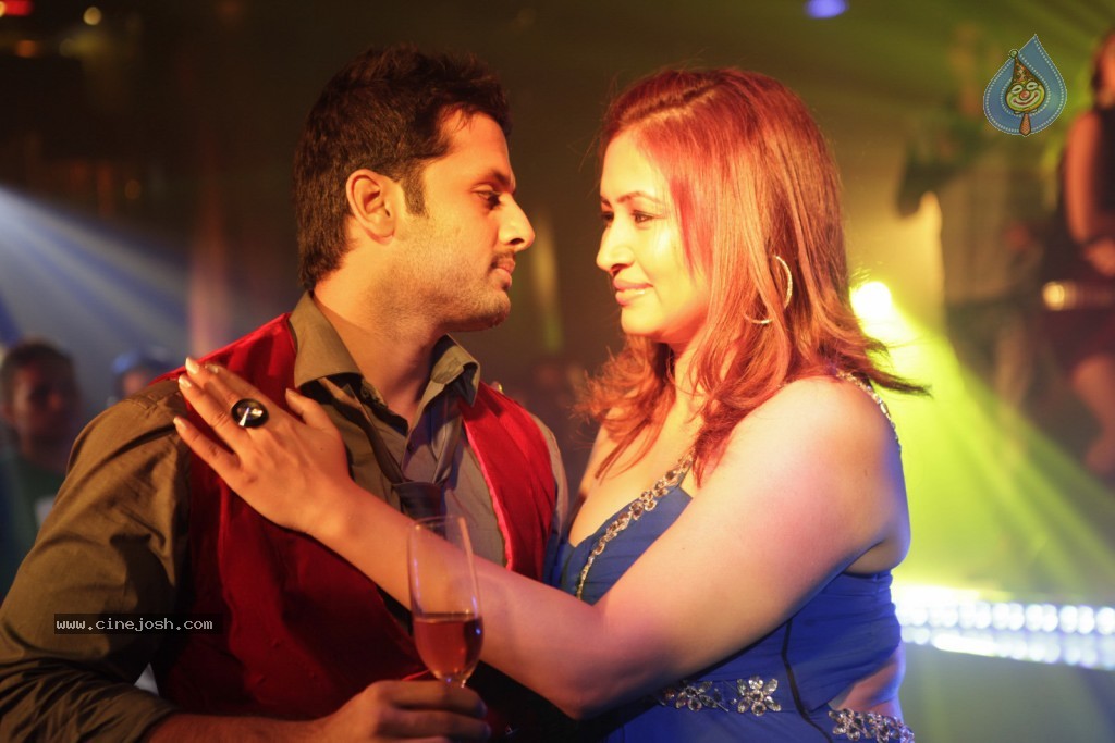 Gunde Jaari Gallanthayyinde Spicy Stills - 32 / 79 photos