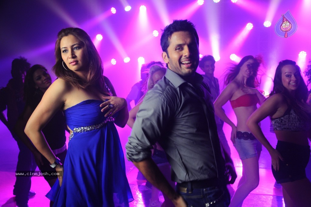 Gunde Jaari Gallanthayyinde Spicy Stills - 35 / 79 photos