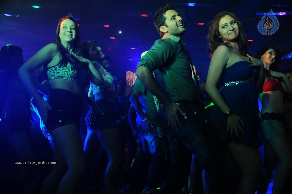 Gunde Jaari Gallanthayyinde Spicy Stills - 45 / 79 photos