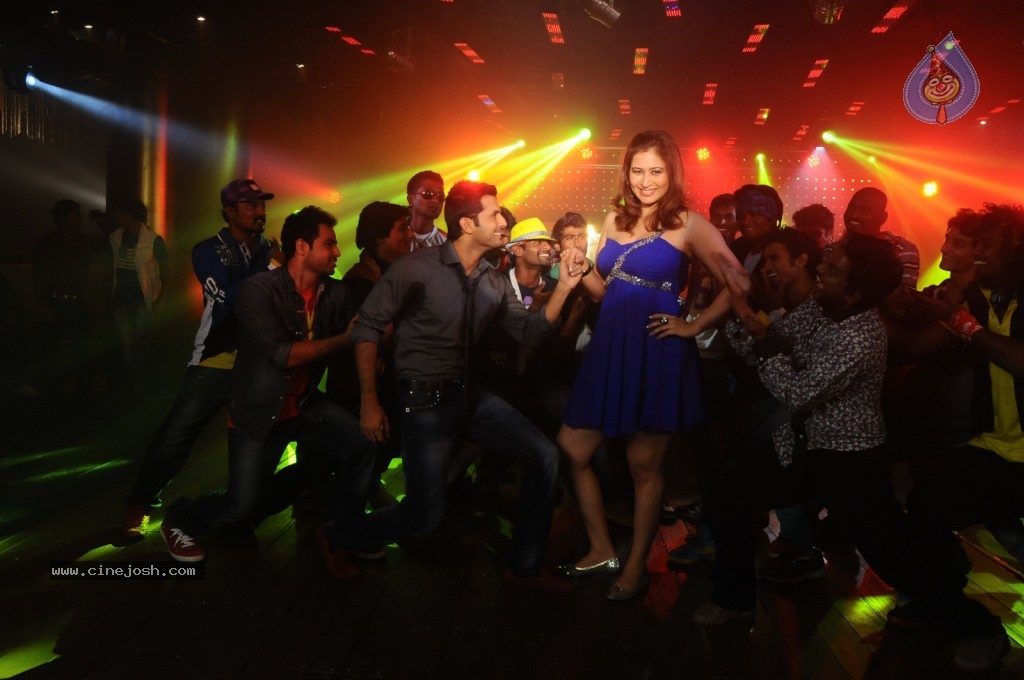 Gunde Jaari Gallanthayyinde Spicy Stills - 51 / 79 photos