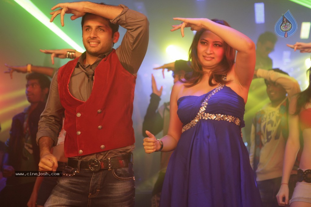 Gunde Jaari Gallanthayyinde Spicy Stills - 55 / 79 photos