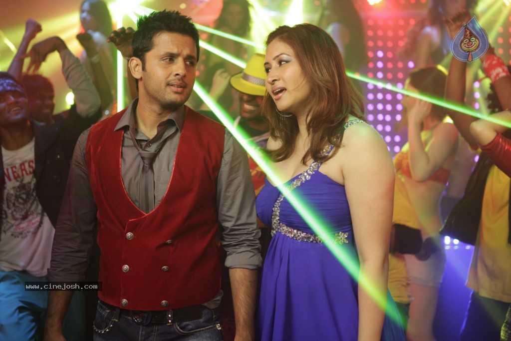 Gunde Jaari Gallanthayyinde Spicy Stills - 56 / 79 photos