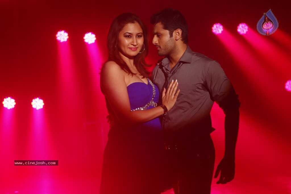 Gunde Jaari Gallanthayyinde Spicy Stills - 66 / 79 photos