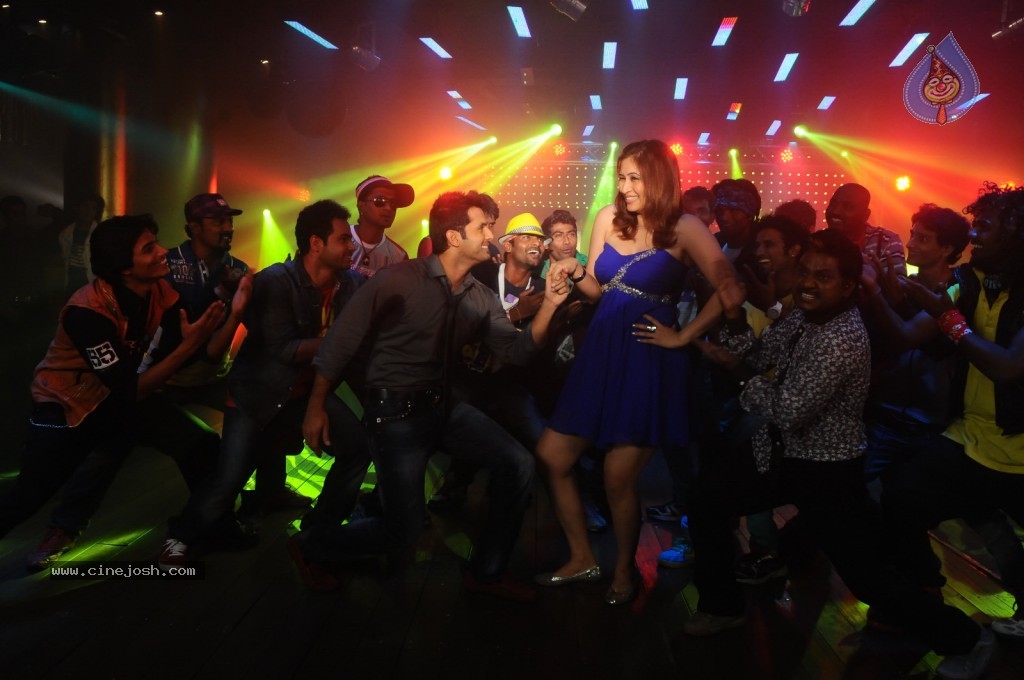 Gunde Jaari Gallanthayyinde Spicy Stills - 73 / 79 photos