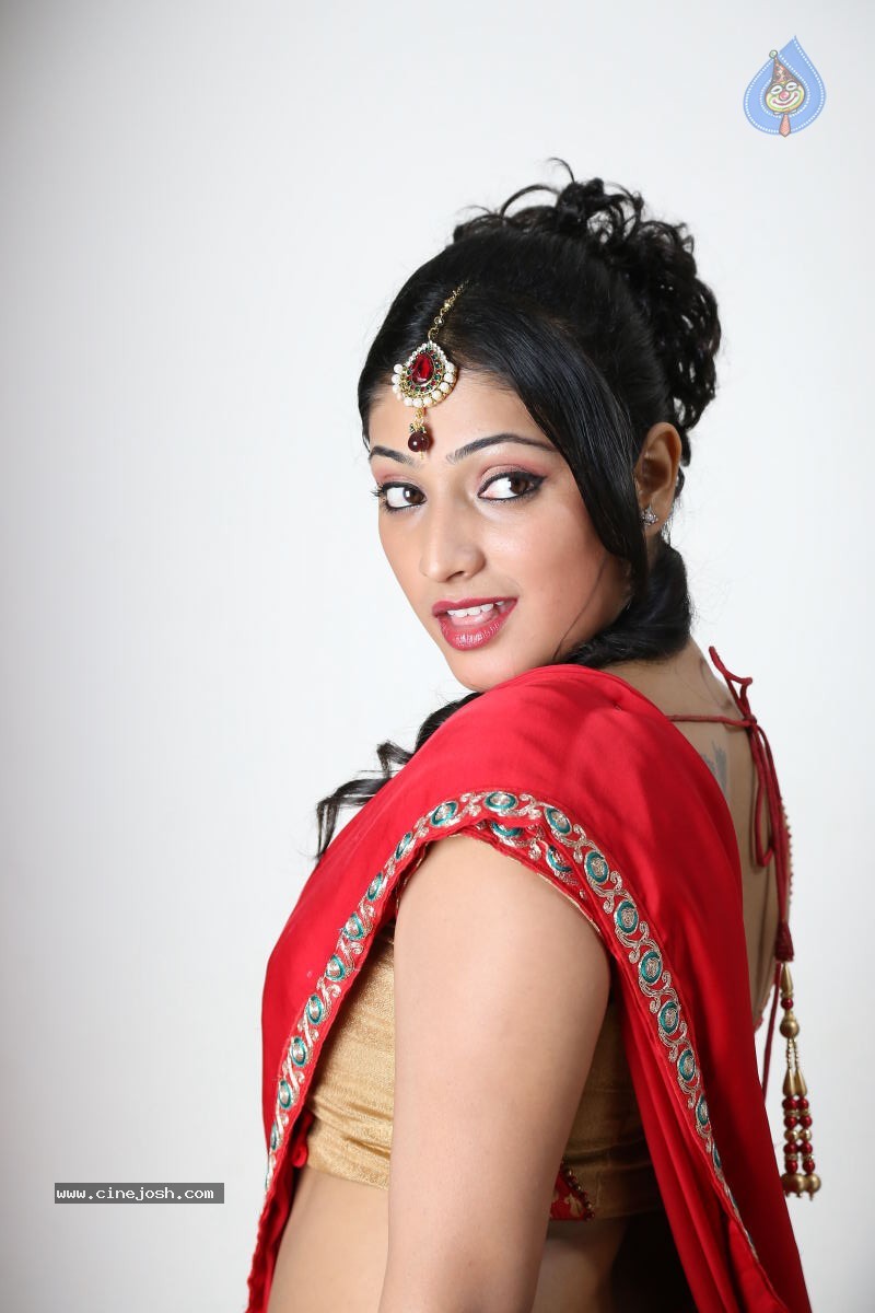 Haripriya Hot Pics - 21 / 92 photos