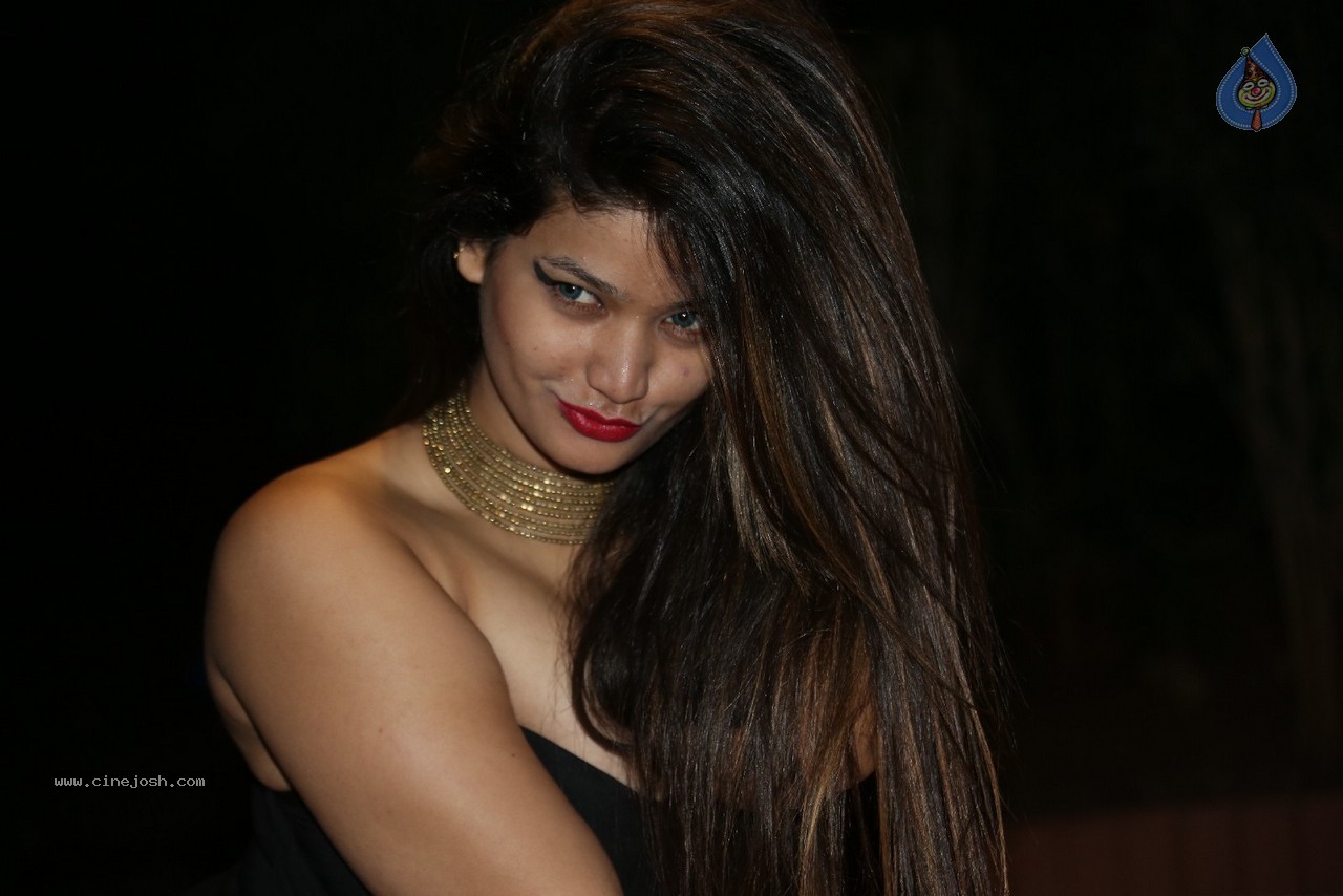 Himani Hot Stills - 70 / 186 photos