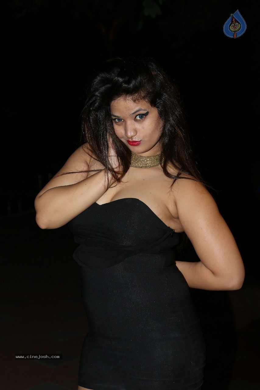 Himani Hot Stills - 137 / 186 photos