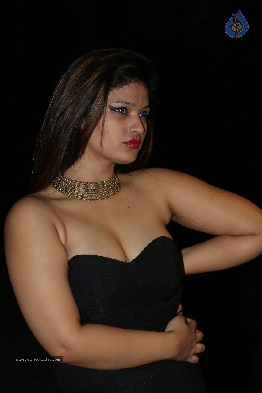 Himani Hot Stills - 183 / 186 photos