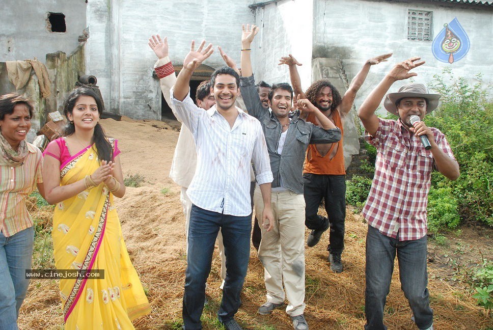 Kanna Laddu Thinna Aasaiya Tamil Movie Hot Stills - 64 / 89 photos