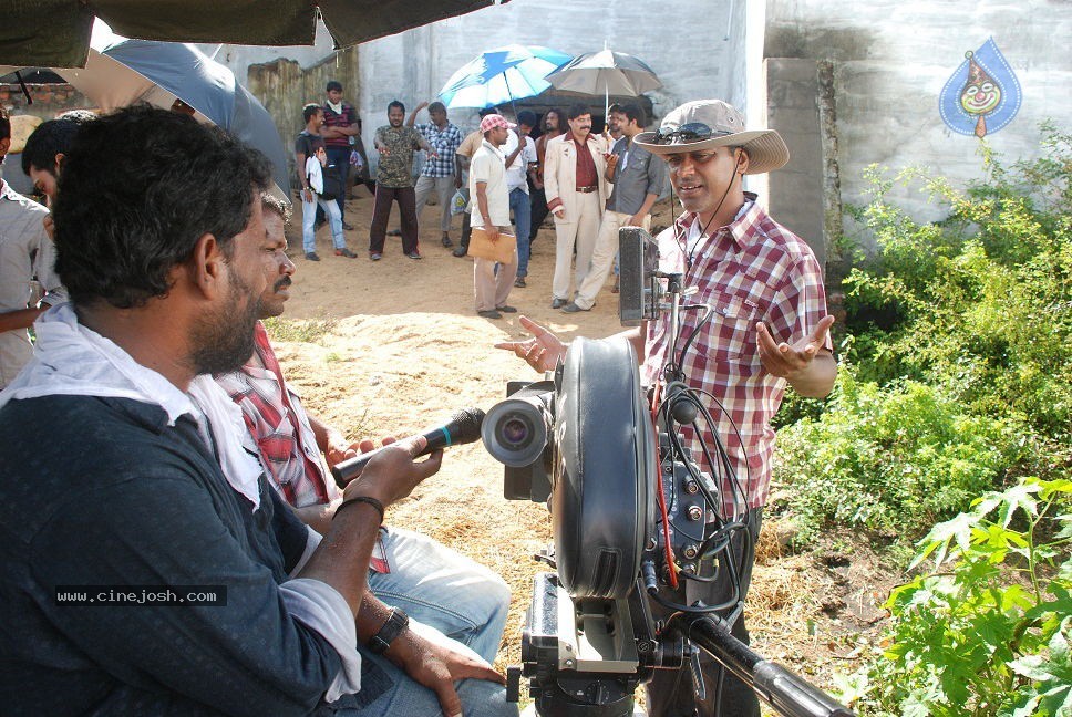 Kanna Laddu Thinna Aasaiya Tamil Movie Hot Stills - 69 / 89 photos