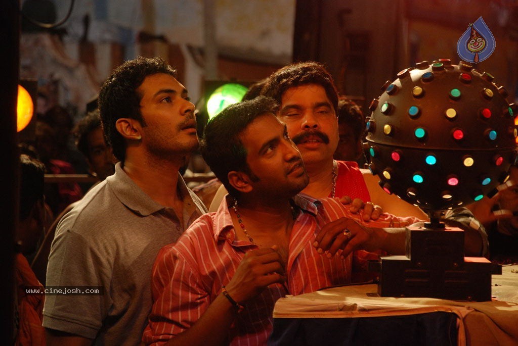 Kanna Laddu Thinna Aasaiya Tamil Movie Hot Stills - 73 / 89 photos