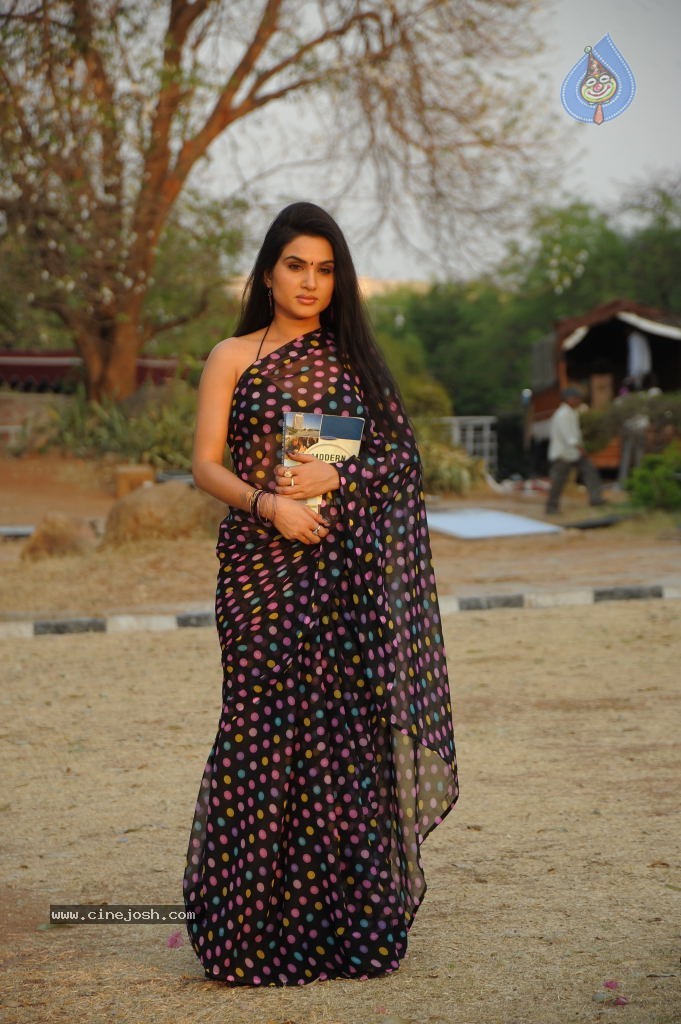 Kavya Singh Hot Photos - 7 / 38 photos