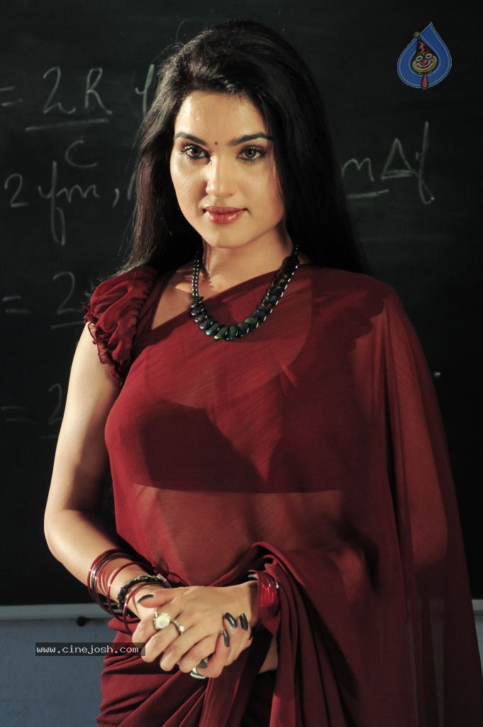 Kavya Singh Hot Photos - 37 / 38 photos