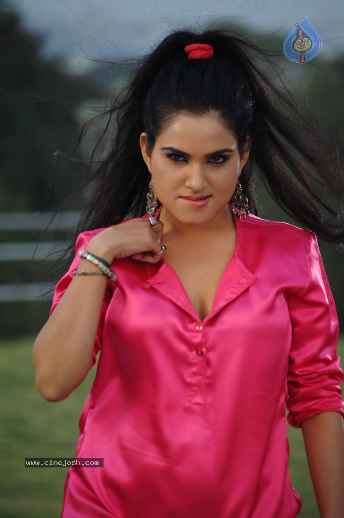 Kavya Singh New Hot Gallery - 21 / 100 photos