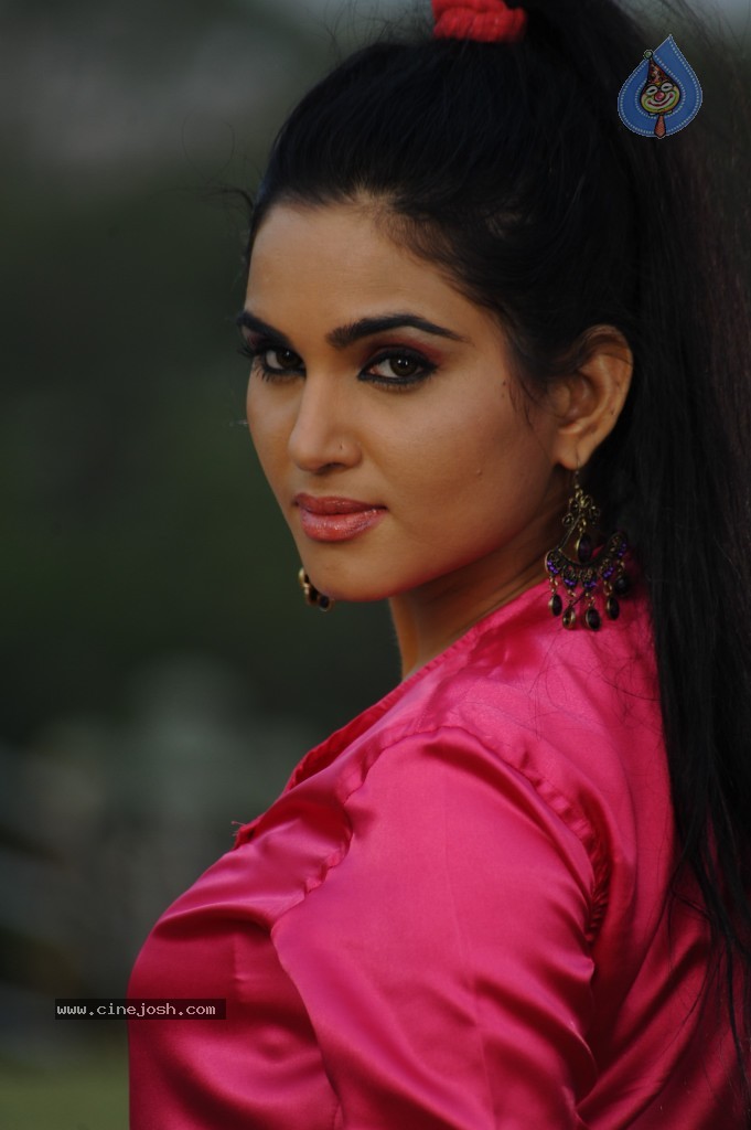 Kavya Singh New Hot Gallery - 26 / 100 photos