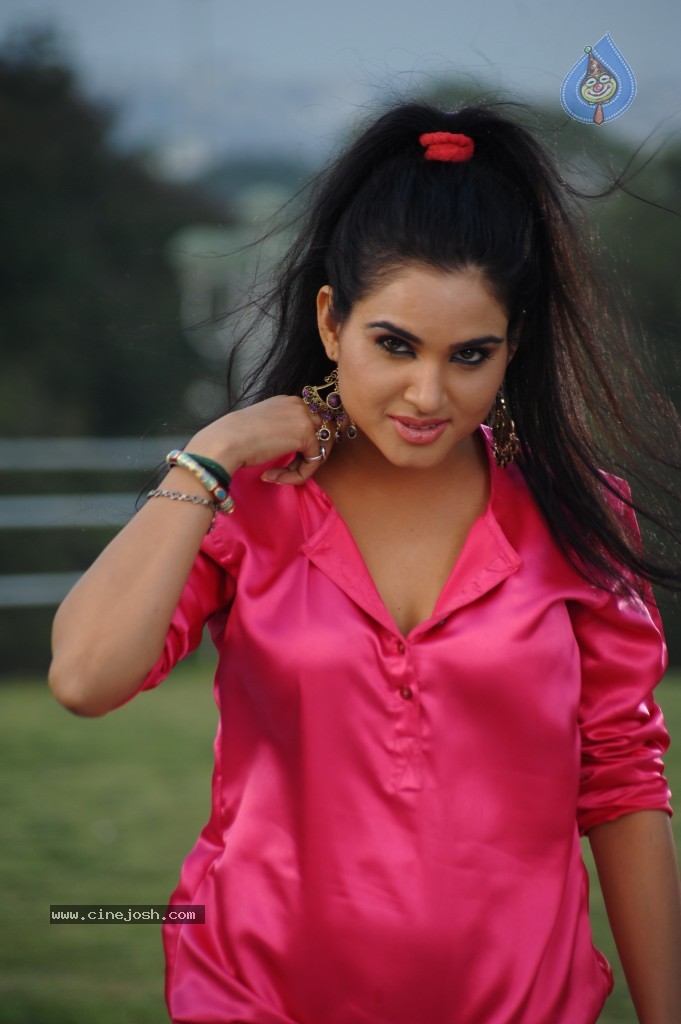 Kavya Singh New Hot Gallery - 32 / 100 photos