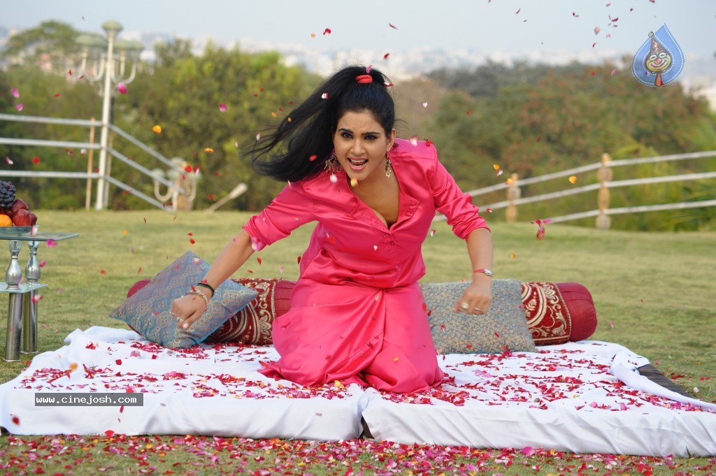 Kavya Singh New Hot Gallery - 33 / 100 photos