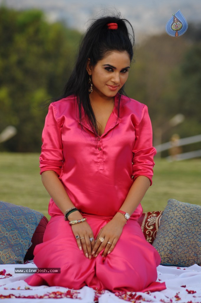 Kavya Singh New Hot Gallery - 35 / 100 photos