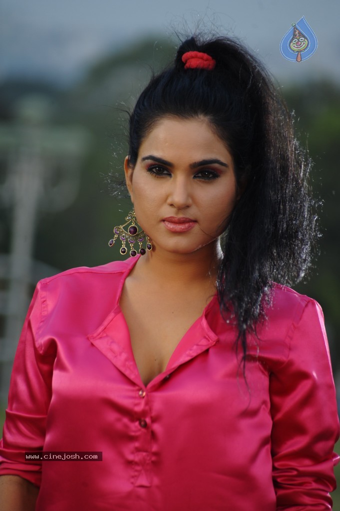 Kavya Singh New Hot Gallery - 58 / 100 photos