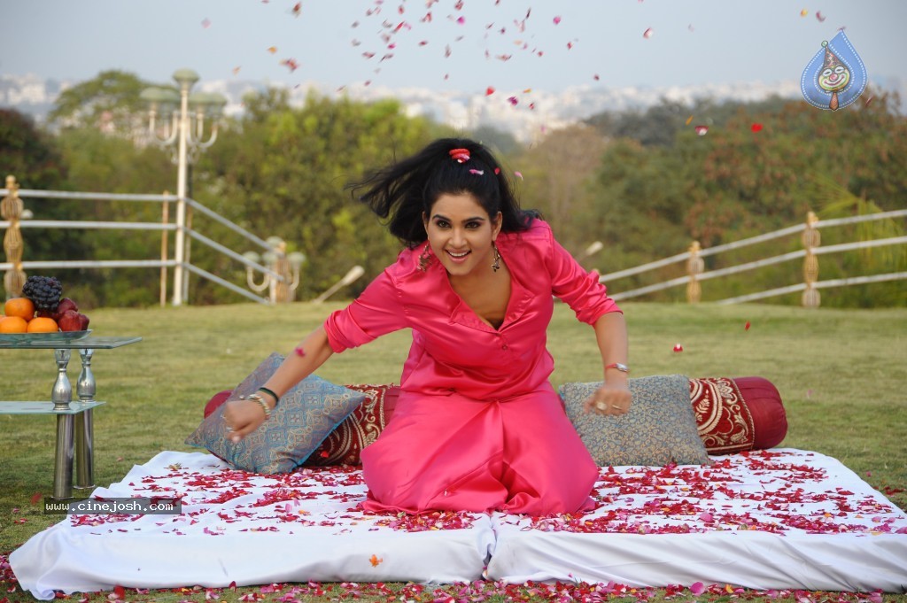 Kavya Singh New Hot Gallery - 62 / 100 photos