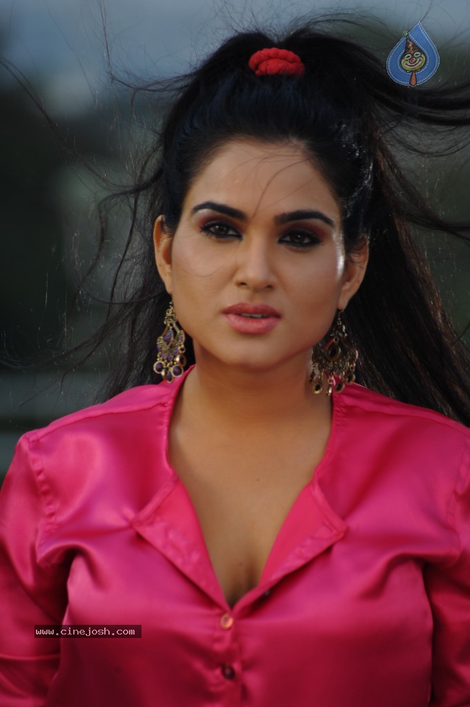 Kavya Singh New Hot Gallery - 76 / 100 photos