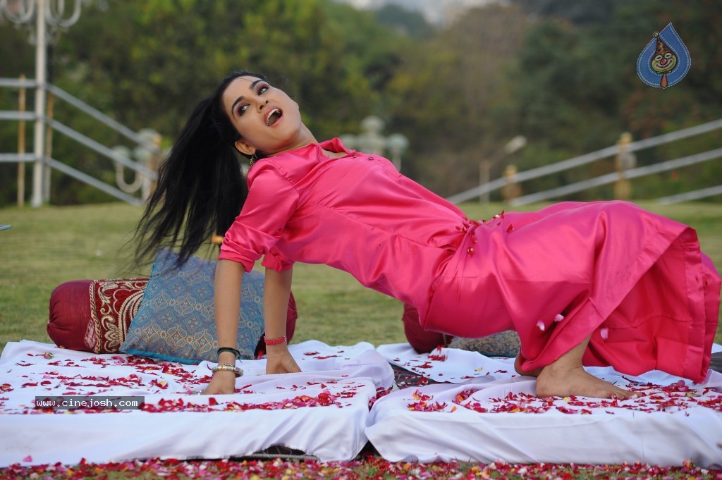 Kavya Singh New Hot Gallery - 78 / 100 photos