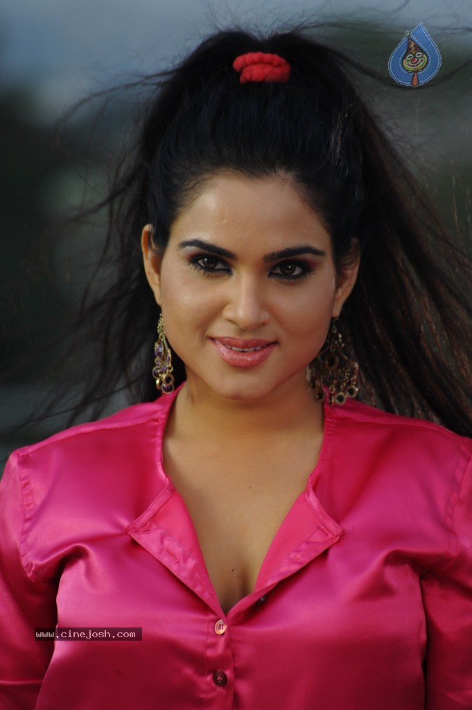 Kavya Singh New Hot Gallery - 81 / 100 photos