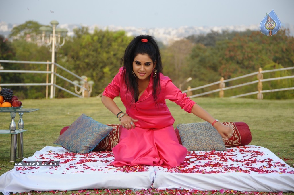 Kavya Singh New Hot Gallery - 84 / 100 photos