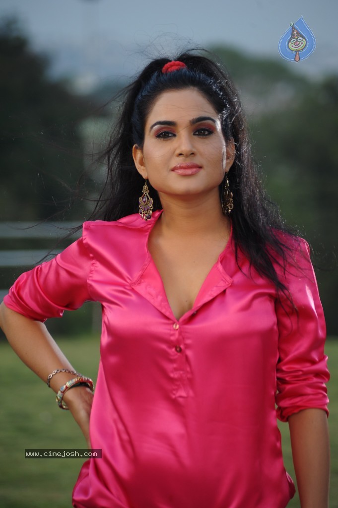Kavya Singh New Hot Gallery - 86 / 100 photos