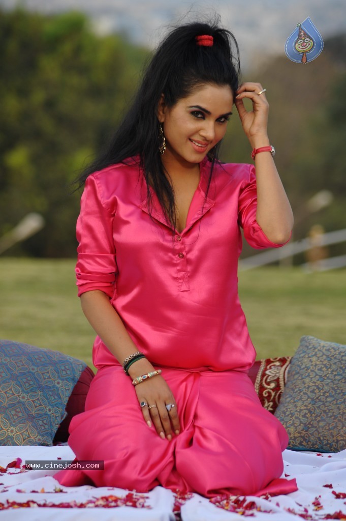 Kavya Singh New Hot Gallery - 92 / 100 photos
