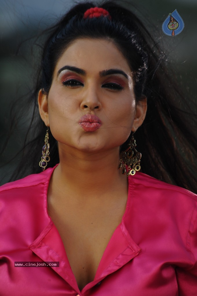 Kavya Singh New Hot Gallery - 94 / 100 photos