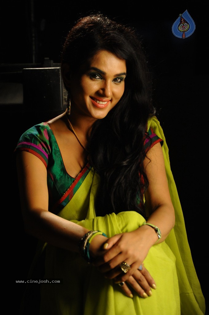 Kavya Singh New Spicy Stills - 32 / 47 photos