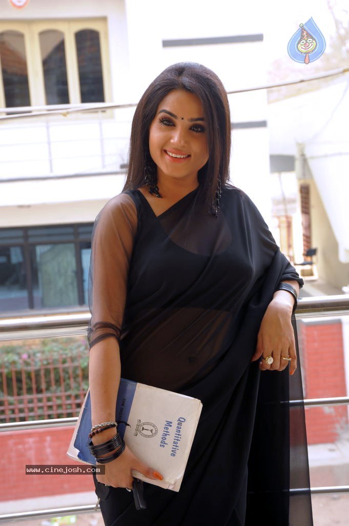 Kavya Singh Spicy Gallery - 1 / 40 photos