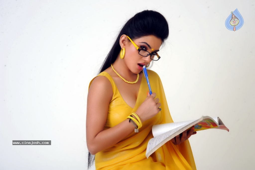 Kavya Singh Spicy Photos - 18 / 27 photos