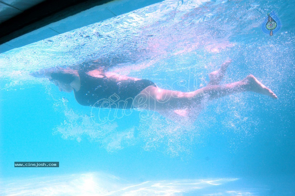 Keerthi Chawla Spicy Stills - 120 / 195 photos