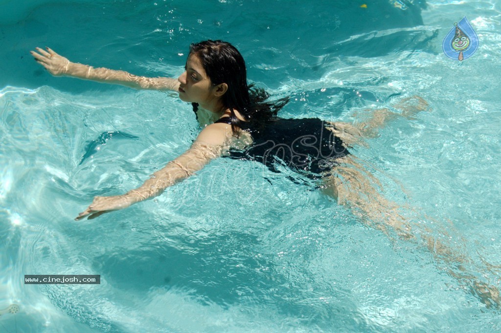 Keerthi Chawla Spicy Stills - 151 / 195 photos