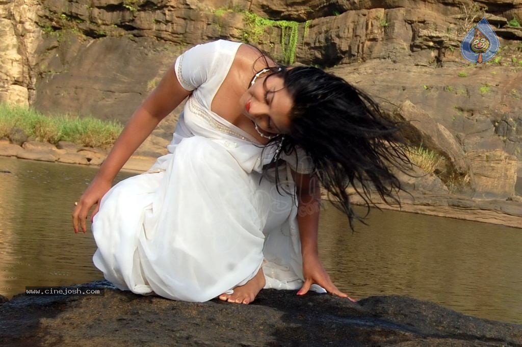 Keerthi Chawla Spicy Stills - 10 / 150 photos