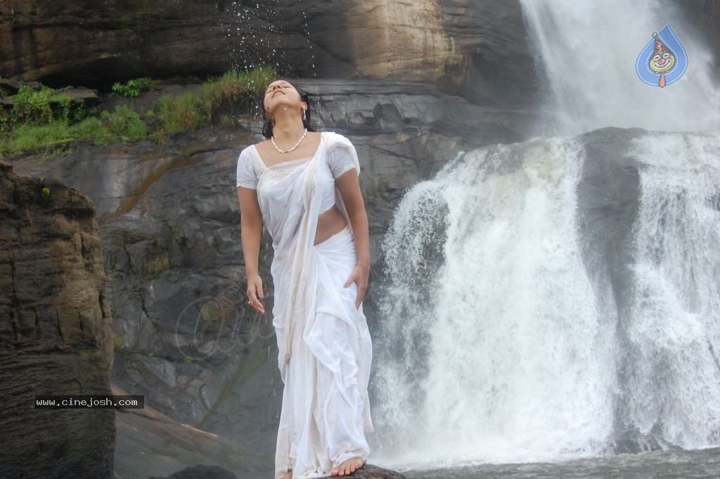 Keerthi Chawla Spicy Stills - 19 / 150 photos