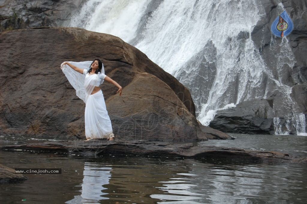 Keerthi Chawla Spicy Stills - 79 / 150 photos