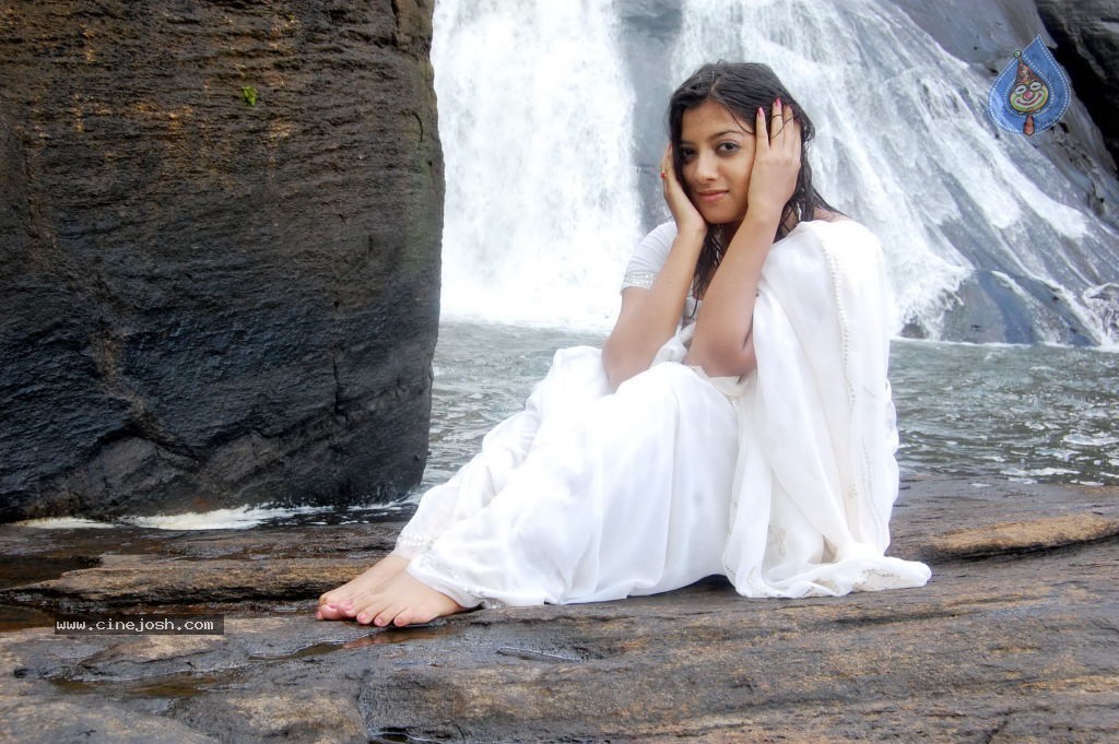 Keerthi Chawla Spicy Stills - 89 / 150 photos