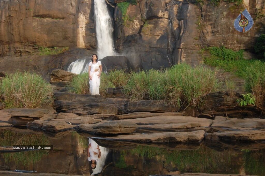 Keerthi Chawla Spicy Stills - 124 / 150 photos