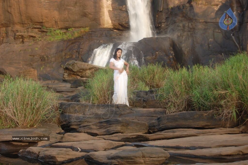 Keerthi Chawla Spicy Stills - 131 / 150 photos