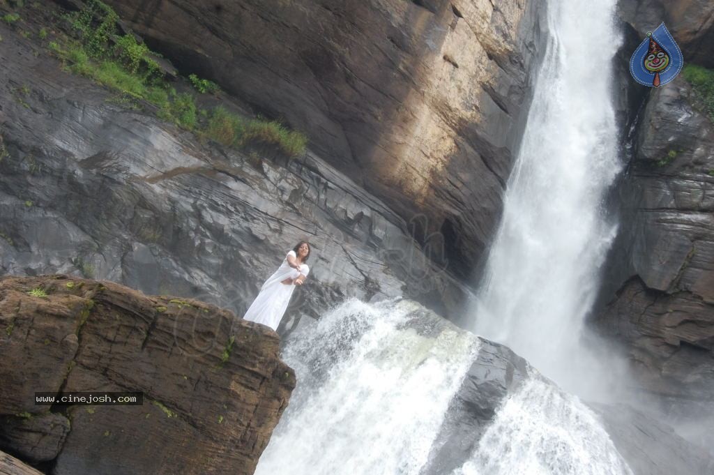 Keerthi Chawla Spicy Stills - 137 / 150 photos