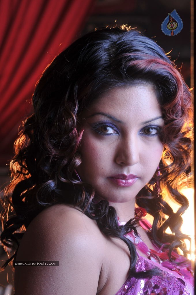 Komal Jha Hot Photos - 35 / 40 photos