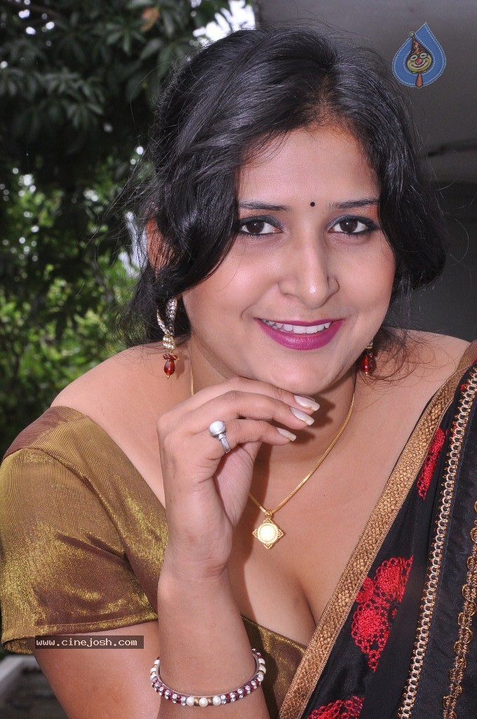 Kushbu Hot Stills - 16 / 58 photos