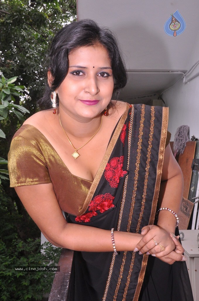 Kushbu Hot Stills - 52 / 58 photos