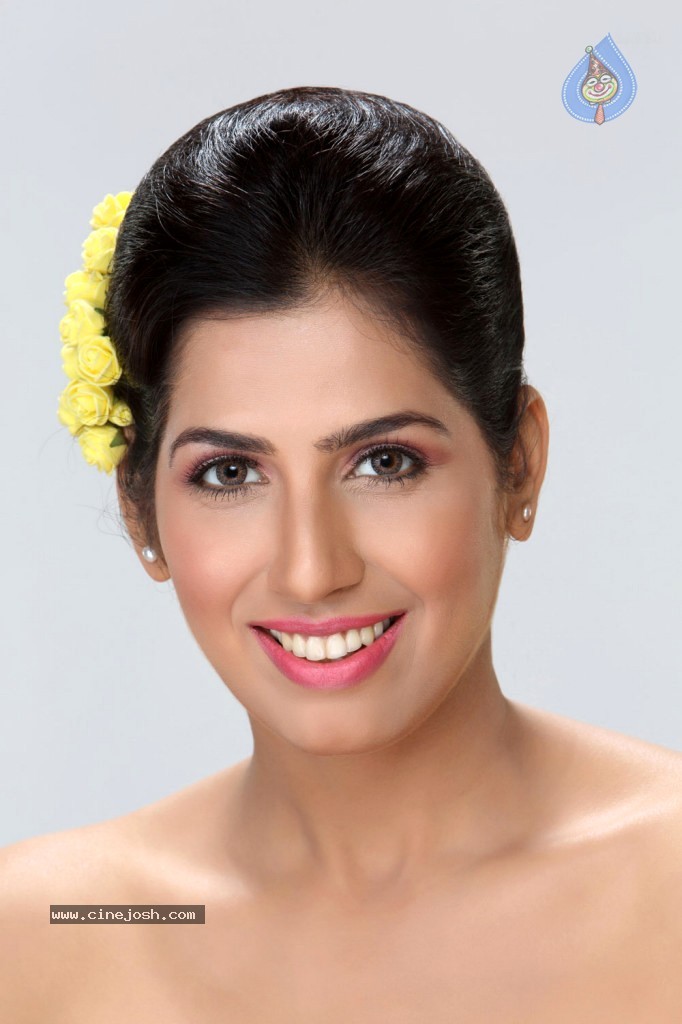 Lakshmi Iyer Hot Stills - 23 / 36 photos