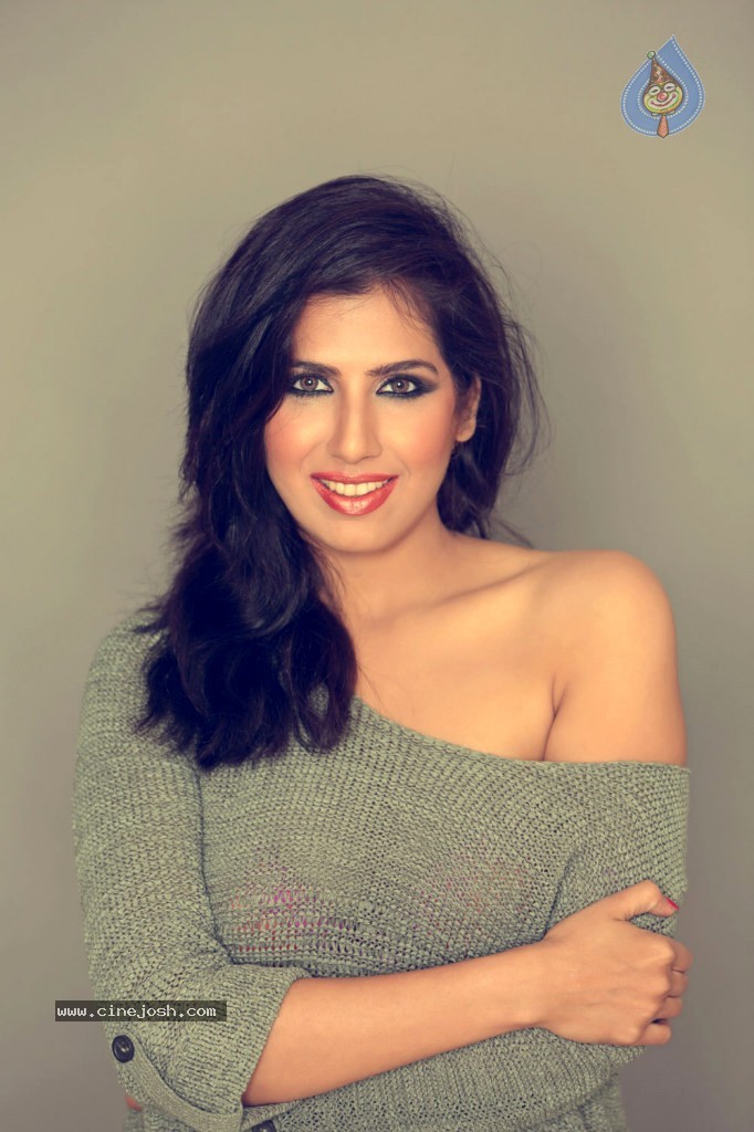 Lakshmi Iyer Hot Stills - 30 / 36 photos