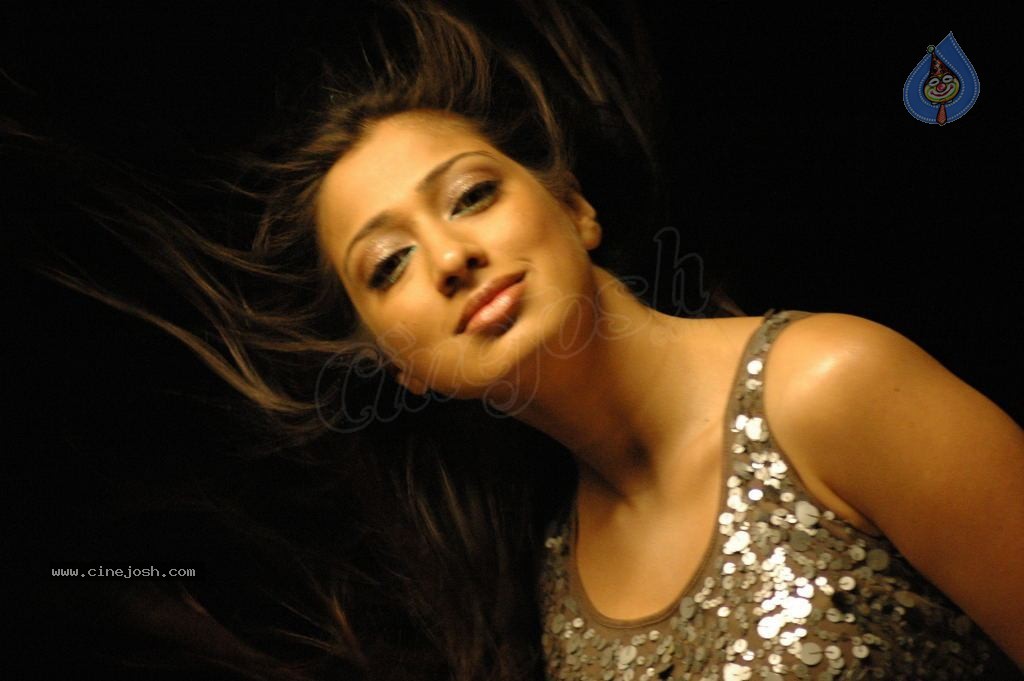 Lakshmi Rai Hot Stills - 19 / 33 photos